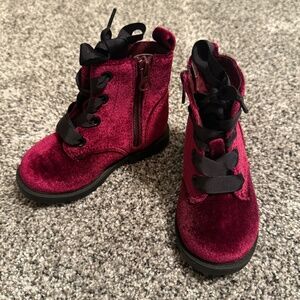 Like New Cat & Jack burgundy black velvour toddler baby girl combat boot sz 6
